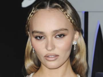 ジョニー・デップの愛娘リリー＝ローズ・デップ、新作で別人のような姿に