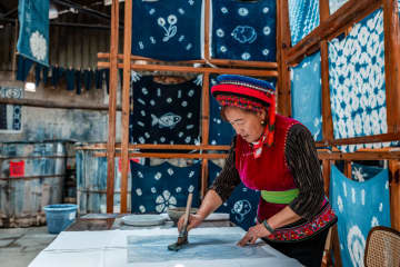 指先で紡がれる藍と白の世界、ぺー族の絞り染め　中国雲南省