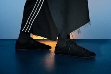 Y-3「スタンスミス」スニーカーをモノクロアッパー＆薄底で、断ち切りスリーストライプスのウェアも