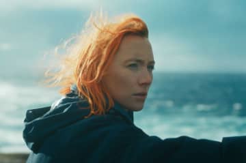 シアーシャ・ローナン　禁酒会で自分の経験を語る姿　「おくびょう鳥が歌うほうへ」本編映像