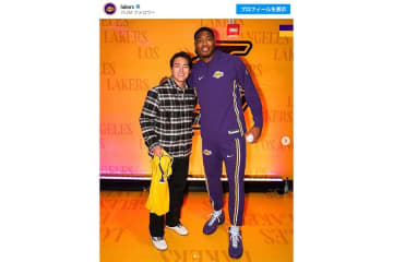 山本由伸、レイカーズ戦でも大人気　現地観戦でLA民からスタオべ、八村塁とも対面