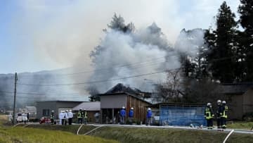 【速報】富山市寺家で住宅火災　消防が消火活動中　住民2人は逃げ出して無事