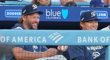 山本由伸とカーショー“史上最高のハグ”　引退のカーショーのはなむけにWS連覇を送った若きエース山本　専属カメラマンが投稿