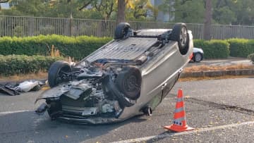 国会議事堂前で車が中央分離帯乗り上げ片側3車線真ん中でひっくり返る…60代男性けが　ハンドル操作誤ったか　東京・永田町