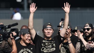 レイカーズの試合を観戦した山本由伸 　ワールドシリーズ"MVP”と大々的に紹介　八村から特製ユニ＆ツーショットに笑顔も