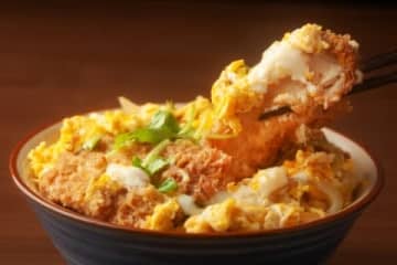 「こんなことある？」カツ丼の衣はがすと「生肉」SNS投稿に驚き、返金や作り直ししてもらえる？