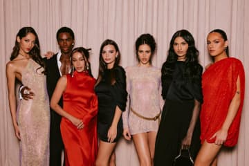 H&Mがステラ マッカートニーと約20年ぶりにコラボ、フェミニンなスタイルを反映