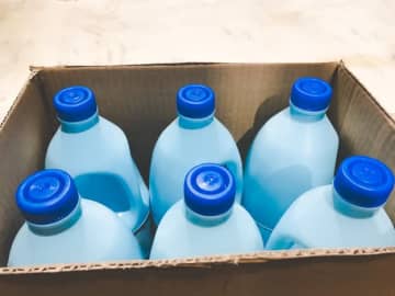 「そこまでしなくても…」漂白剤を屋台の食材にドバドバ。当局の衛生検査が物議→「業者は度重なる法令違反」と報道