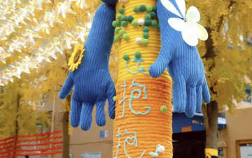 イチョウ並木も毛糸で飾られ冬支度　中国・成都