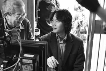 綾野剛が荒井晴彦監督と相談する様子が　『星と月は天の穴』メイキング写真公開