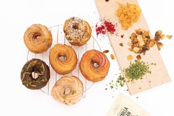 北新地に新登場！ふわっと食感のフレンチクルーラー専門店「モンクルーラー」