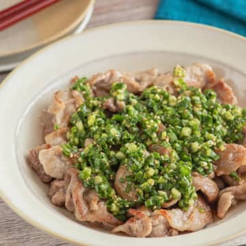 【豚こまを焼いたらかけるだけ！】「作ったら秒で消えるぞ」「家飲みでも使えそう」ピリリと辛いねぎだれがたまらん簡単おかずレシピ