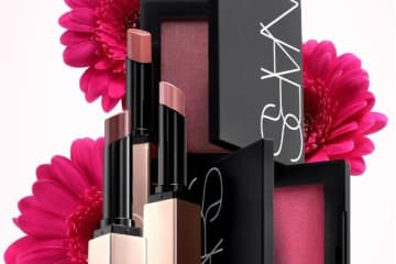 NARS「花々」着想26年バレンタインコスメ、ピーチローズやダーティプラムの人気リップ＆ブラッシュ