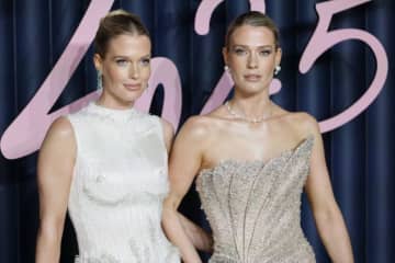 ダイアナ妃の双子の姪、アメリア&エリザ・スペンサーが輝くドレス姿を披露