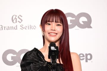 肩出しブラックドレスで喜び!アイナ・ジ・エンド『革命道中』の大ヒットに「自分自身が革命の道中にいる」【GQ MEN OF THE YEAR 2025】