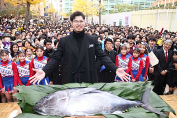 【阪神】佐藤輝明に全長１２０センチの近大マグロ贈呈　飛距離アップのため「赤身を増やします」