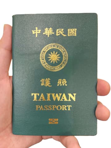 日本に行く中国人観光客、パスポートを「台湾に偽装」で物議―台湾メディア