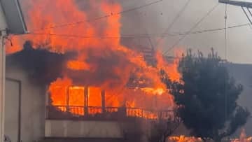 2階建て住宅から立ち上る炎と黒煙…1人死亡　ひとり暮らしの83歳女性か　福島・いわき市