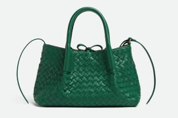 ボッテガ・ヴェネタ“ジャングルカラー”の編み込みレザーバッグ「ピナコテーカ」波打つような立体感