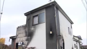 「娘が暴れて火をつけた」2階建て住宅が全焼　80代母親と実家を訪れていた40代娘がやけど