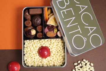 東京駅限定「カカオ弁当」梅ぼしごはん＆おかずを多彩なチョコレートで表現