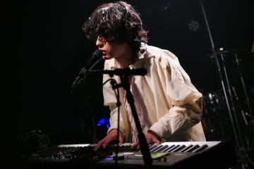 OSHIKIKEIGO、“最前線へと躍り出る”初ワンマンライブ【BOARDING PASS】開催 未発表曲も披露