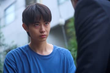 ドラマ『そこから先は地獄』莉沙（井桁弘恵）は手持ちの現金とクレジットカードを涼（豊田裕大）に差し出す…　第9話あらすじ