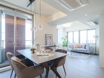 THE TOWERS DAIBA EAST 18階｜「お台場海浜公園」駅徒歩2分。大型商業施設至近。水景と開放を併せもつ暮らし。眺望良好な角部屋2SLDK。トランクルーム住戸付設あり