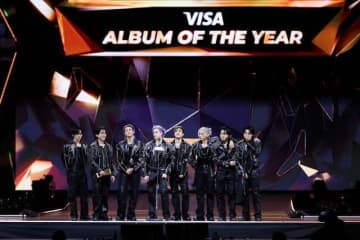 【韓流】Stray Kids「2025 MAMA AWARDS」大賞受賞でメンバーは涙浮かべファンに感謝〈レポート〉出演者が香港の火災犠牲者に哀悼、チョウ・ユンファが黙祷呼びかけ