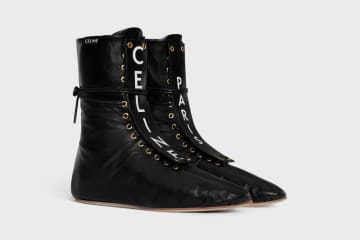 セリーヌ“フロントロゴ”のレースアップブーツ、足になじむレザー＆フラットソールで