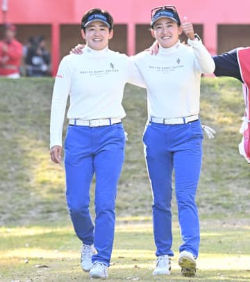 【ゴルフ】岩井明愛・千怜の姉妹が最終戦で双子おそろいコーデ 「今年の最終戦もちさととまわれて嬉しかった」