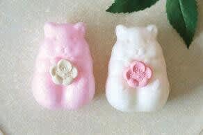 和菓子「ハムスターモナカ」紅白カラー、梅型らくがんを抱えるお正月限定メニュー