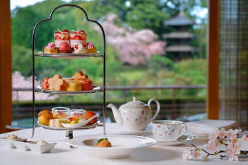 ホテル椿山荘東京「桜×ストロベリーアフタヌーンティー」“苺と桜パンナコッタ”の和パフェや桜あんタルト
