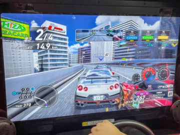 新型筐体で没入感超強化！『湾岸ミッドナイト スピードイグニッション』初心者がいきなり首都高で激しいレースを体験！【アミューズメント エキスポ】