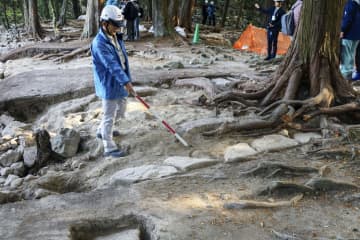 安土城で新たに建物跡発見、滋賀　礎石21個、天主台へ動線部分か