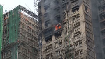 香港高層マンション火災　死者156人に　約30人と連絡とれず