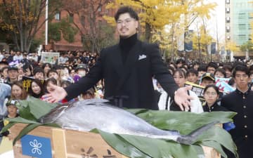 阪神・佐藤輝明に「近大マグロ」　「食べて、赤身を増やします」