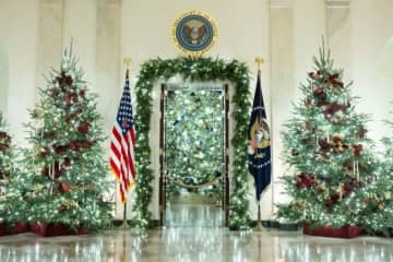 米ホワイトハウス、クリスマスの飾り付けを公開　54キロ分のジンジャーブレッドや7200メートルのリボン