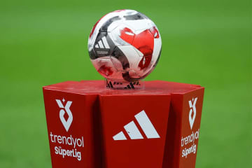 欧州で前代未聞の“珍ゴール”爆誕　取っ組み合いでガラ空きの隙に…ファン唖然「信じられない」