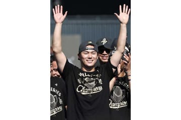 「感動しないなんて無理」　山本由伸とド軍レジェンドが生んだ光景に反響「バトンが渡された」