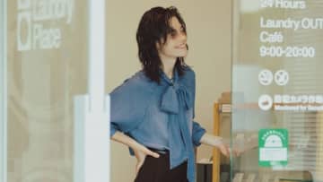 【明日なに着る?】特別感のあるカジュアル「インディゴデニムのボウタイブラウス」