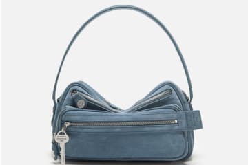 アクネ ストゥディオズ“カメラバッグ”着想のショルダーバッグ、柔らかブルースエードで