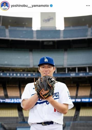 ドジャース山本由伸＆八村塁のスーパースター豪華2ショ　チェック柄私服の山本、レイカーズ特別ユニを手に