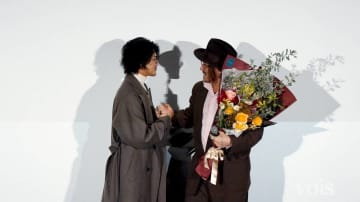 【動画】赤西仁が急きょ登壇で会場が騒然、ジョニー・デップと熱い抱擁「この後一緒に食事に」