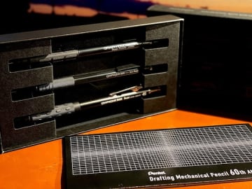 今人気の高級路線とはまた違う。ぺんてるが60周年記念モデルに託した「製図用シャープペン」への思い