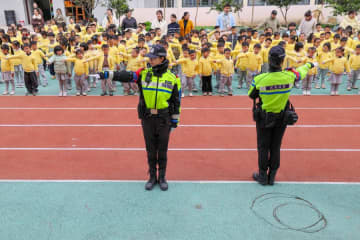 幼稚園で交通安全の啓発活動　中国福建省武夷山
