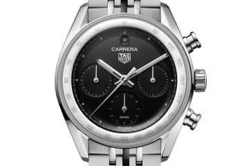 タグ・ホイヤー×フラグメントの腕時計「カレラ」クラシックなドーム風防、サンダーボルト仕様の日付表示