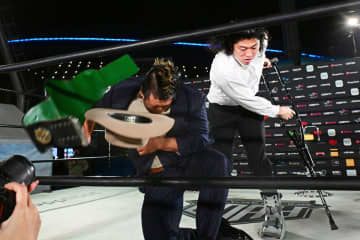 【ノア】OZAWA 数分前の「誠実に」から一変！　王者・稲村愛輝を松葉杖で殴打→〝カステラ葬〟