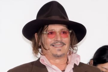 ジョニー・デップ、8年半ぶりの来日で「今度はもっと早く日本に戻ってきたい」　赤西仁がサプライズで登場