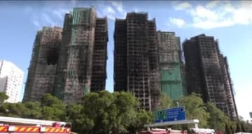 香港高層住宅火災の死者は156人に　過失致死で15人逮捕　燃えなかった棟の住民に一時帰宅許可